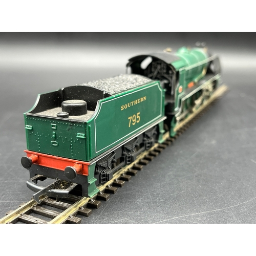 206 - Two Hornby Steam Locomotives, R154 Southern Railway King Arthur Class 4-6-0 'Sir Dinadan' #795 Non R... 