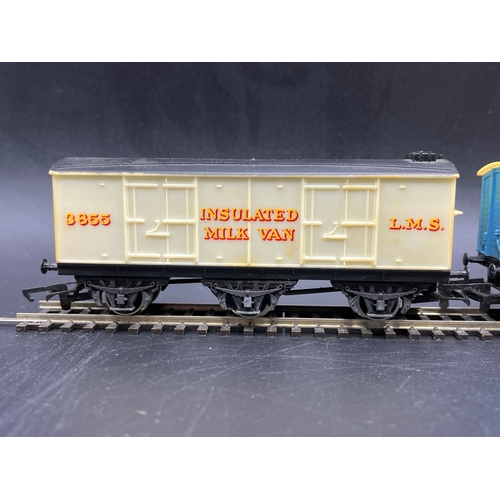 207 - Nine Hornby 'Ready-to-roll' Boxed Rolling-stock, includes R486 SR Composite Coach Malachite Livery t... 