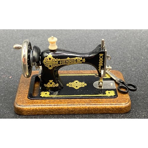 727 - Households Items including beautiful Hennig sewing machine. VG. 620g. (60+)