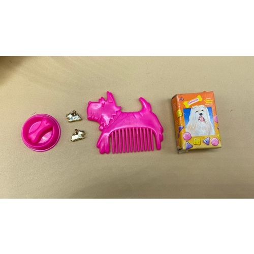 736 - Sindy & Go Go Dog. 800g. F. (2)
Preloved Sindy and her dog Go Go, we have put a battery into Go Go b... 