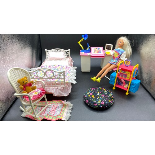 738 - Sindy, Bed, Hifi, Desk, Chair and accessories. 1300g. G (10+)
Preloved sets from the 1990s.