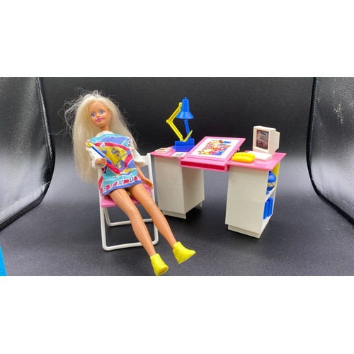 738 - Sindy, Bed, Hifi, Desk, Chair and accessories. 1300g. G (10+)
Preloved sets from the 1990s.