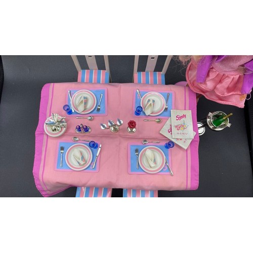 739 - Dining Table Set & Sindy. 2000g. G (10+)
Sindy's table doubles up as a cosy restaurant setting for t... 