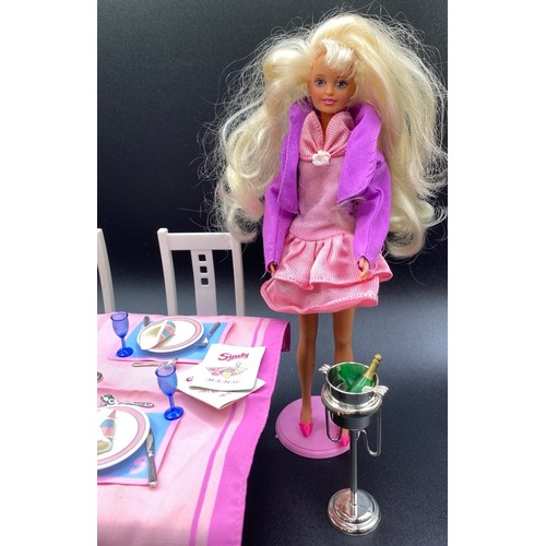 739 - Dining Table Set & Sindy. 2000g. G (10+)
Sindy's table doubles up as a cosy restaurant setting for t... 