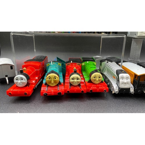 781 - Tomy Thomas Locos & Wagons incl. Thomas, Dodge, Splatter, James & Cranky. 2800g. F/G. (28)