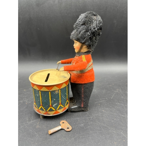 661 - Schuco British Soldier Drummer with money box, Tested working, with Key, Made in Germany - Fair (1) ... 