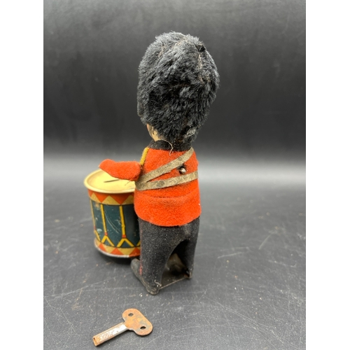 661 - Schuco British Soldier Drummer with money box, Tested working, with Key, Made in Germany - Fair (1) ... 