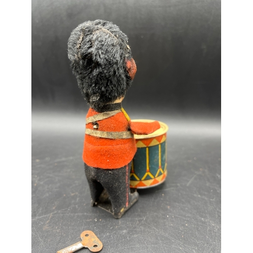 661 - Schuco British Soldier Drummer with money box, Tested working, with Key, Made in Germany - Fair (1) ... 