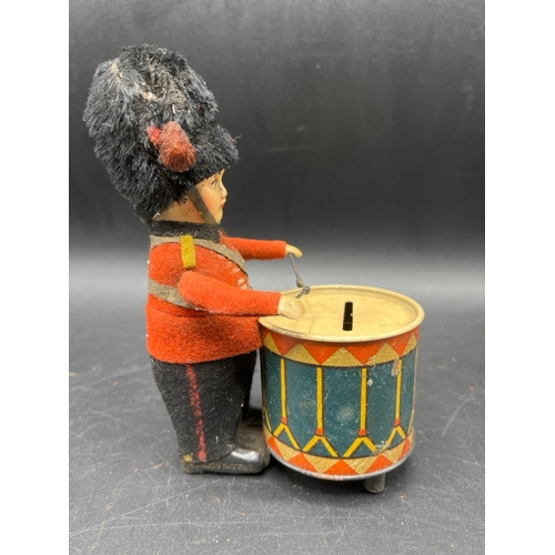 661 - Schuco British Soldier Drummer with money box, Tested working, with Key, Made in Germany - Fair (1) ... 