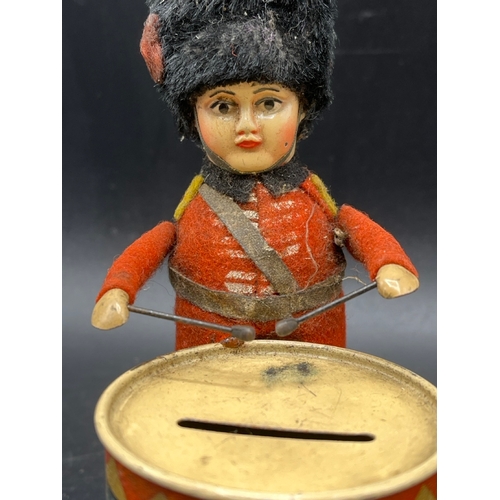 661 - Schuco British Soldier Drummer with money box, Tested working, with Key, Made in Germany - Fair (1) ... 