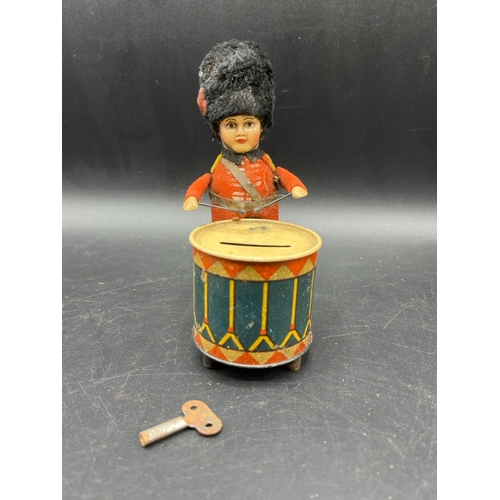 661 - Schuco British Soldier Drummer with money box, Tested working, with Key, Made in Germany - Fair (1) ... 