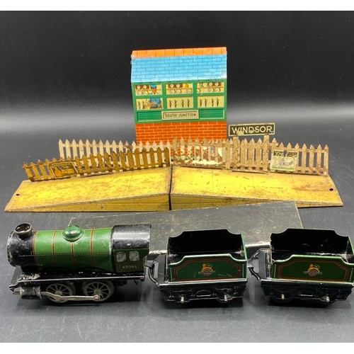 26 - Hornby Meccano MO Green Loco #60985 with two tenders (Fair), O gauge, along with Tin-plate 'South Ju... 