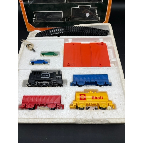 33 - Hornby R533 Clockwork Super Set, Appears Complete, Loco Tested Runner, includes key, Level crossing ... 