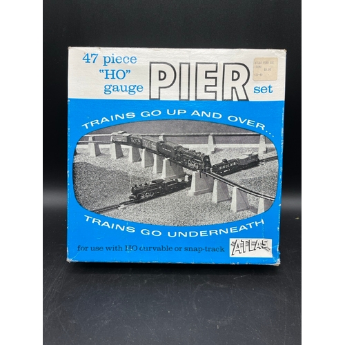 41 - HO Gauge Pier Set from Atlas, not complete, with Pier Girder No.82 in box - Fair 500g