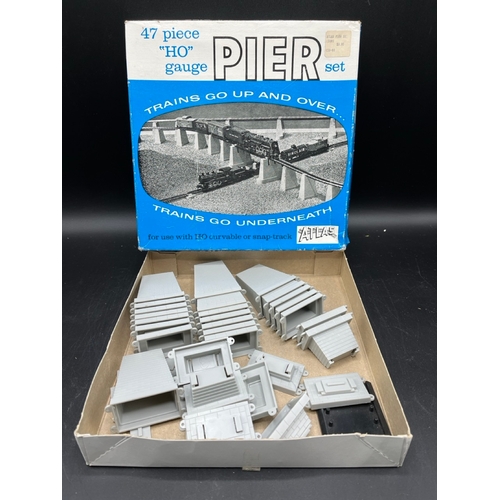 41 - HO Gauge Pier Set from Atlas, not complete, with Pier Girder No.82 in box - Fair 500g