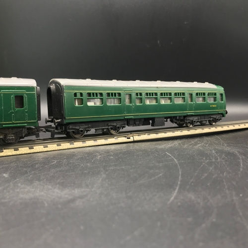 49 - Hornby R157 3-Rail Railcar Diesel Railcar M79079 and trailer M79632 in BR green, Tested Non-runner -... 