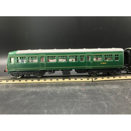 49 - Hornby R157 3-Rail Railcar Diesel Railcar M79079 and trailer M79632 in BR green, Tested Non-runner -... 