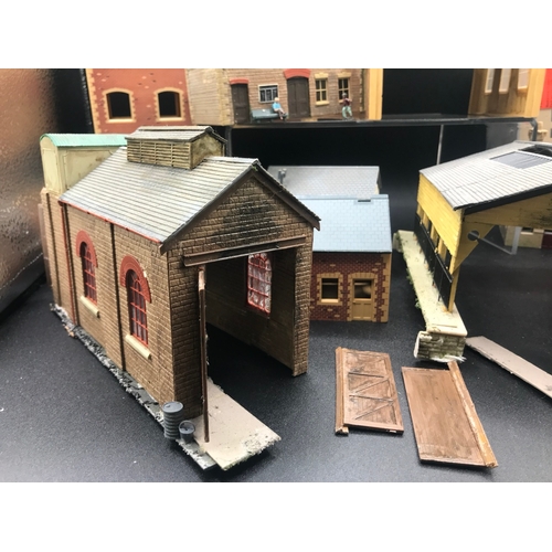 108 - 12 Interesting Plastic OO Gauge Model Railway Buildings needing some TLC - Fair (12) 2500g