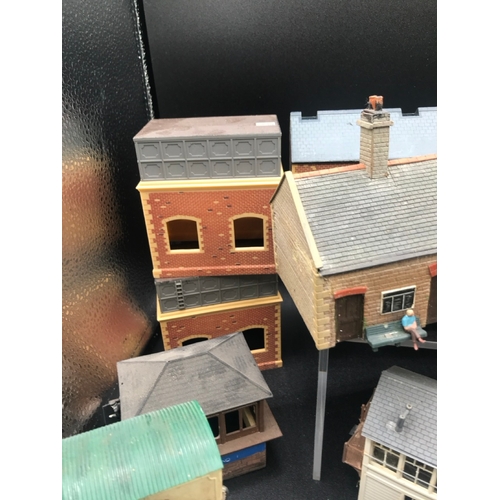 108 - 12 Interesting Plastic OO Gauge Model Railway Buildings needing some TLC - Fair (12) 2500g