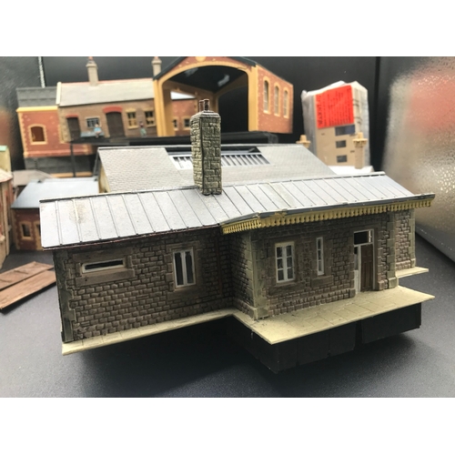 108 - 12 Interesting Plastic OO Gauge Model Railway Buildings needing some TLC - Fair (12) 2500g