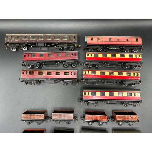 60A - 17 mostly Trix Twin Rolling-stock as shown Poor/Fair (17)