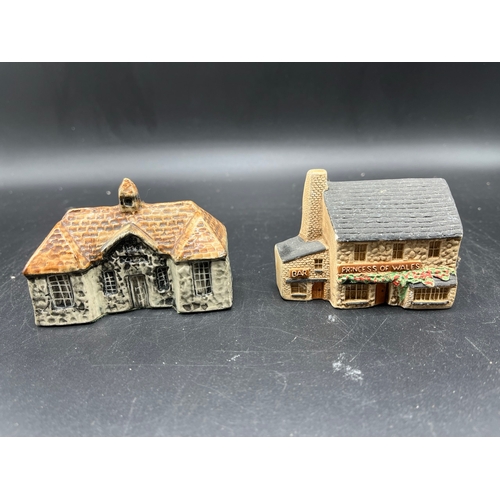 123C - 8 miniatures of country buildings from John Putnam's, Lilliput Lane, Tey Pottery, Philip Laureston, ... 