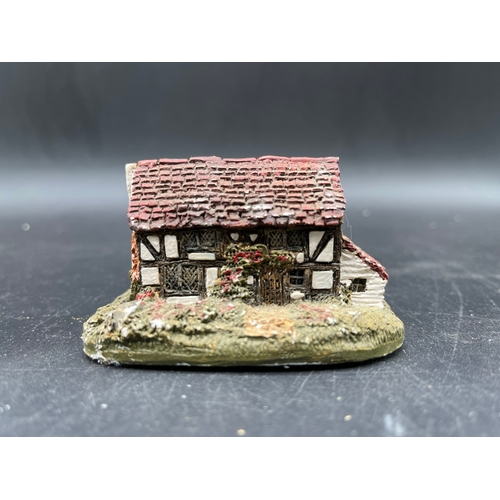 123C - 8 miniatures of country buildings from John Putnam's, Lilliput Lane, Tey Pottery, Philip Laureston, ... 