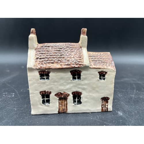 123C - 8 miniatures of country buildings from John Putnam's, Lilliput Lane, Tey Pottery, Philip Laureston, ... 