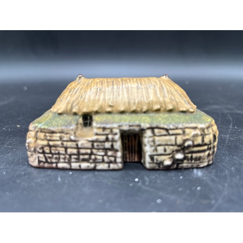 123C - 8 miniatures of country buildings from John Putnam's, Lilliput Lane, Tey Pottery, Philip Laureston, ... 