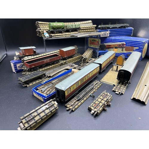 57 - Dublo job lot, 50+ items of 3-Rail track including cross-over and points, TPO Mail Van Set incomplet... 