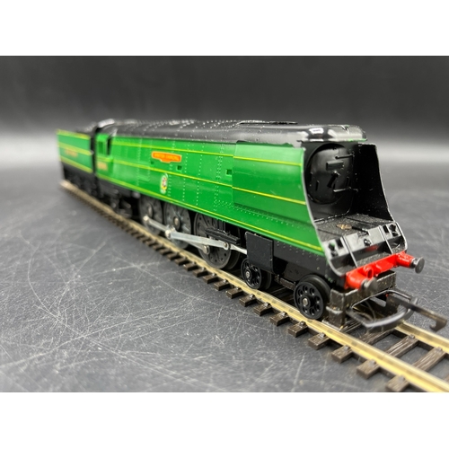 191 - Triang Hornby R.869S SR Battle of Britain 4-6-2 'Winston Churchill' Locomotive #21C151 in Very Good ... 