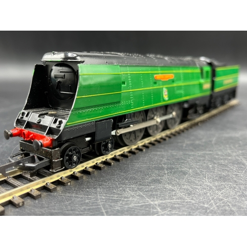 191 - Triang Hornby R.869S SR Battle of Britain 4-6-2 'Winston Churchill' Locomotive #21C151 in Very Good ... 