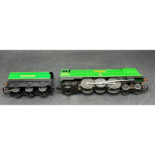 191 - Triang Hornby R.869S SR Battle of Britain 4-6-2 'Winston Churchill' Locomotive #21C151 in Very Good ... 