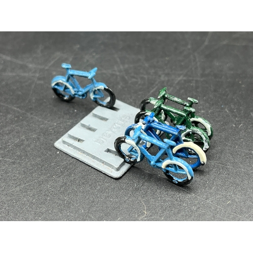 39 - OO Trackside Die-cast metal figures, bicycles, carts and tractor, with 11 Dinky Toys No.7067 tyres
(... 