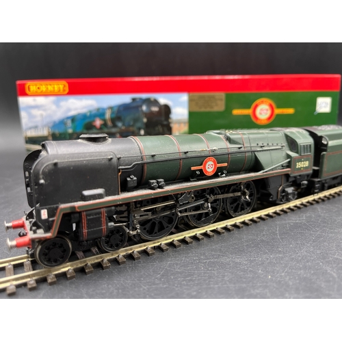 200 - Hornby R2169 BR 4-6-2 'Clan Line' Merchant Navy Class #35028 (China) Tested Runner
(500g)
Five pole ... 