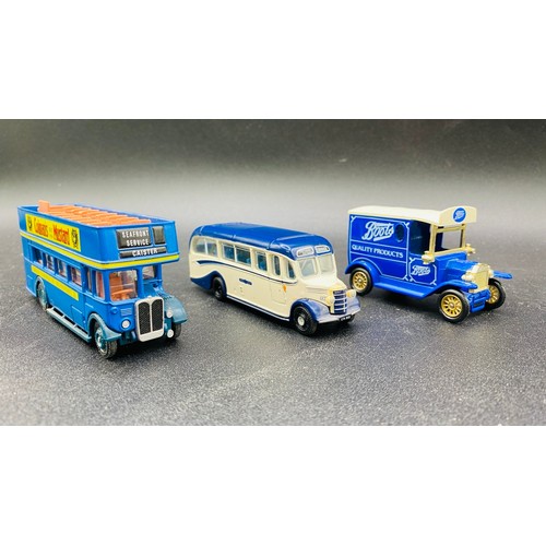 26 - 26 Die-Cast Vehicles Boxed and Unboxed
Boxed
AEC Regal British Railways 20503 Bus
AEC RF Bus London ... 