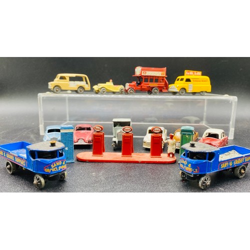 17 - 15 Die-Cast Lesney Vehicles and Petrol Pump. All Play Worn, see detailed photos. 500g (15)
Including... 