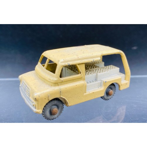 17 - 15 Die-Cast Lesney Vehicles and Petrol Pump. All Play Worn, see detailed photos. 500g (15)
Including... 