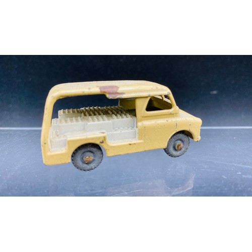 17 - 15 Die-Cast Lesney Vehicles and Petrol Pump. All Play Worn, see detailed photos. 500g (15)
Including... 