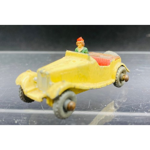 17 - 15 Die-Cast Lesney Vehicles and Petrol Pump. All Play Worn, see detailed photos. 500g (15)
Including... 