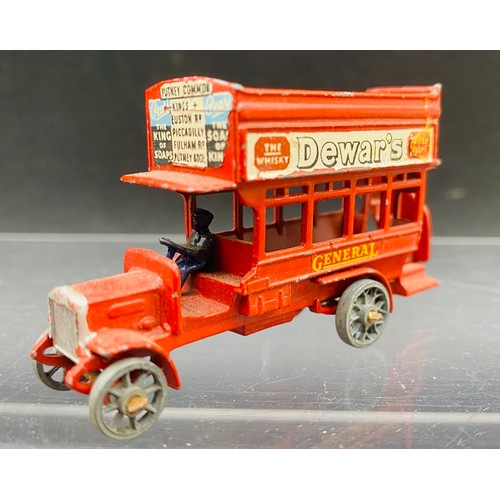 17 - 15 Die-Cast Lesney Vehicles and Petrol Pump. All Play Worn, see detailed photos. 500g (15)
Including... 