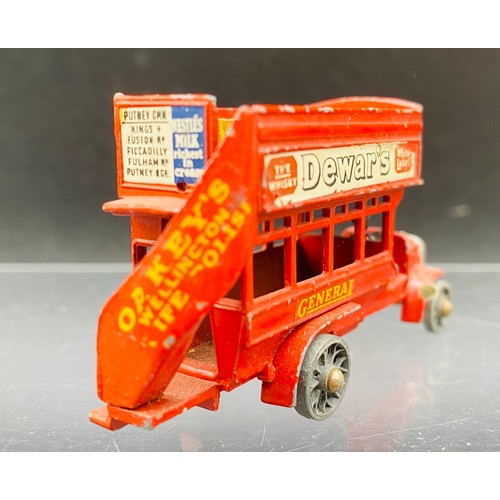 17 - 15 Die-Cast Lesney Vehicles and Petrol Pump. All Play Worn, see detailed photos. 500g (15)
Including... 