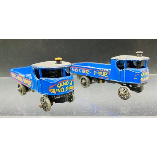 17 - 15 Die-Cast Lesney Vehicles and Petrol Pump. All Play Worn, see detailed photos. 500g (15)
Including... 