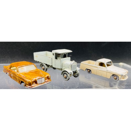 17 - 15 Die-Cast Lesney Vehicles and Petrol Pump. All Play Worn, see detailed photos. 500g (15)
Including... 