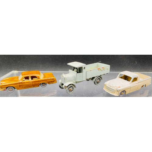 17 - 15 Die-Cast Lesney Vehicles and Petrol Pump. All Play Worn, see detailed photos. 500g (15)
Including... 