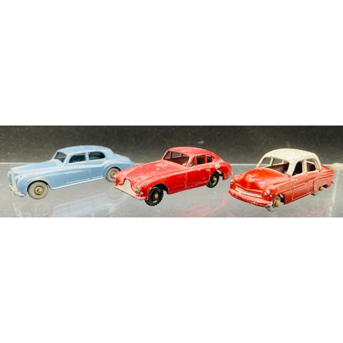 17 - 15 Die-Cast Lesney Vehicles and Petrol Pump. All Play Worn, see detailed photos. 500g (15)
Including... 