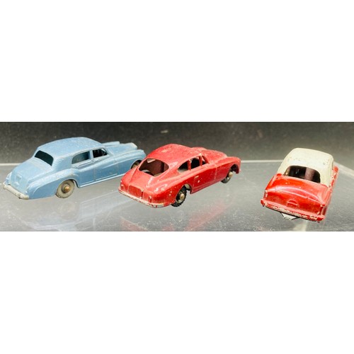 17 - 15 Die-Cast Lesney Vehicles and Petrol Pump. All Play Worn, see detailed photos. 500g (15)
Including... 