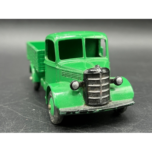 12 - Dinky Toys 25W Bedford Truck, Light Green cab and truck body and hubs
(100g)
few chips
Incorrect box... 