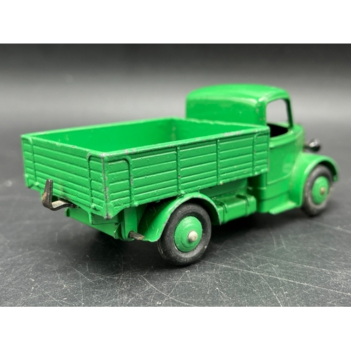 12 - Dinky Toys 25W Bedford Truck, Light Green cab and truck body and hubs
(100g)
few chips
Incorrect box... 