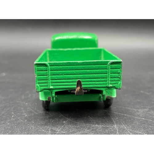 12 - Dinky Toys 25W Bedford Truck, Light Green cab and truck body and hubs
(100g)
few chips
Incorrect box... 